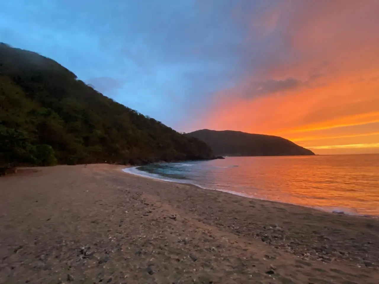 Atardecer desde la playa de Wachakyta, sin nadie alrededor