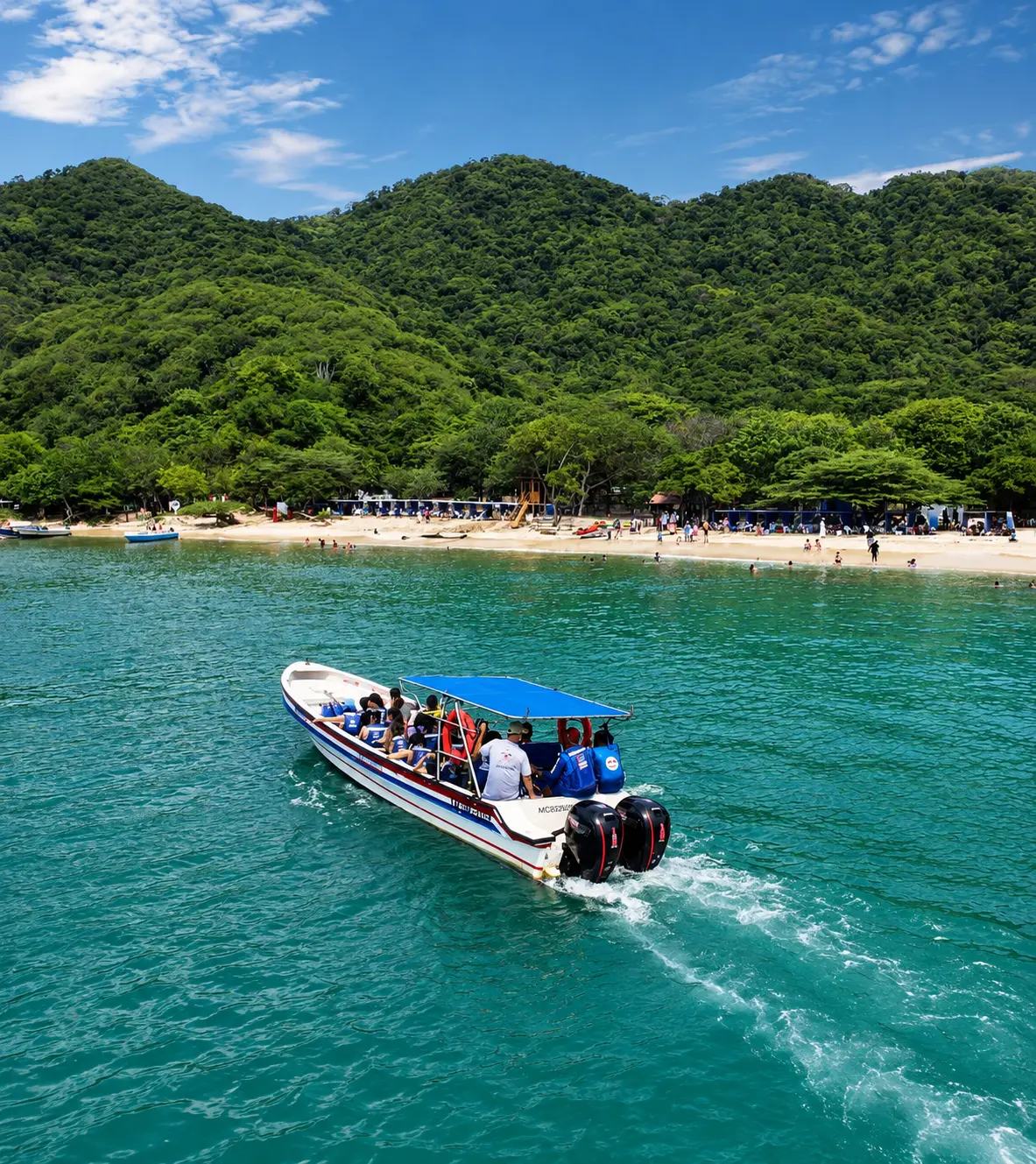 Lancha llegando a Playa Cristal en Santa Marta